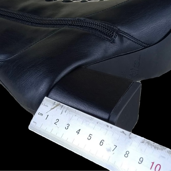 Lace-Up Zipper Cylinder Heel Boots . Leather. Heeled booties - Picture 4 of 9